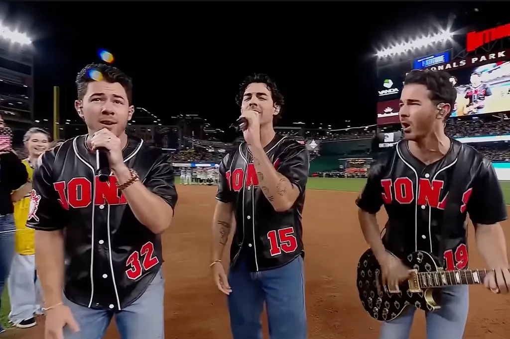 Jonas Brothers à peine audible à cause des fans qui crient lors de la 9e manche du Spirited Banana Bowl