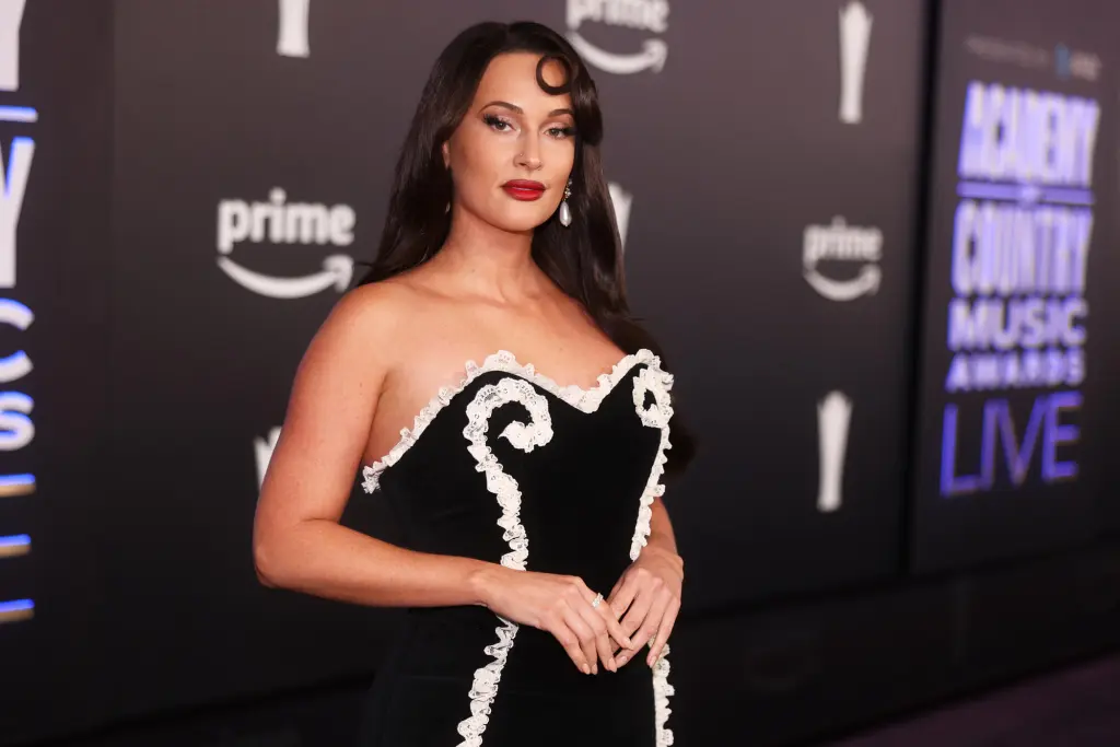 Kacey Musgraves s'en prend à Kristi Noem après que la personne nommée par Trump a déclaré qu'elle prendrait Ella Langley plutôt que Kacey « n'importe quel jour »