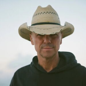 Kenny Chesney étend son record de diffusion country n°1 avec « Carry On » : « C&rsquo;est un honneur et un privilège »
