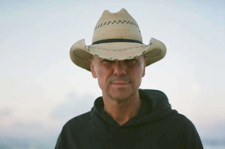 Kenny Chesney étend son record de diffusion country n°1 avec « Carry On » : « C&rsquo;est un honneur et un privilège »