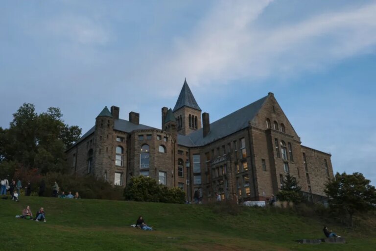 L&rsquo;Université Cornell annule un concert de retrouvailles en raison des retombées d&rsquo;une affaire d&rsquo;agression sexuelle