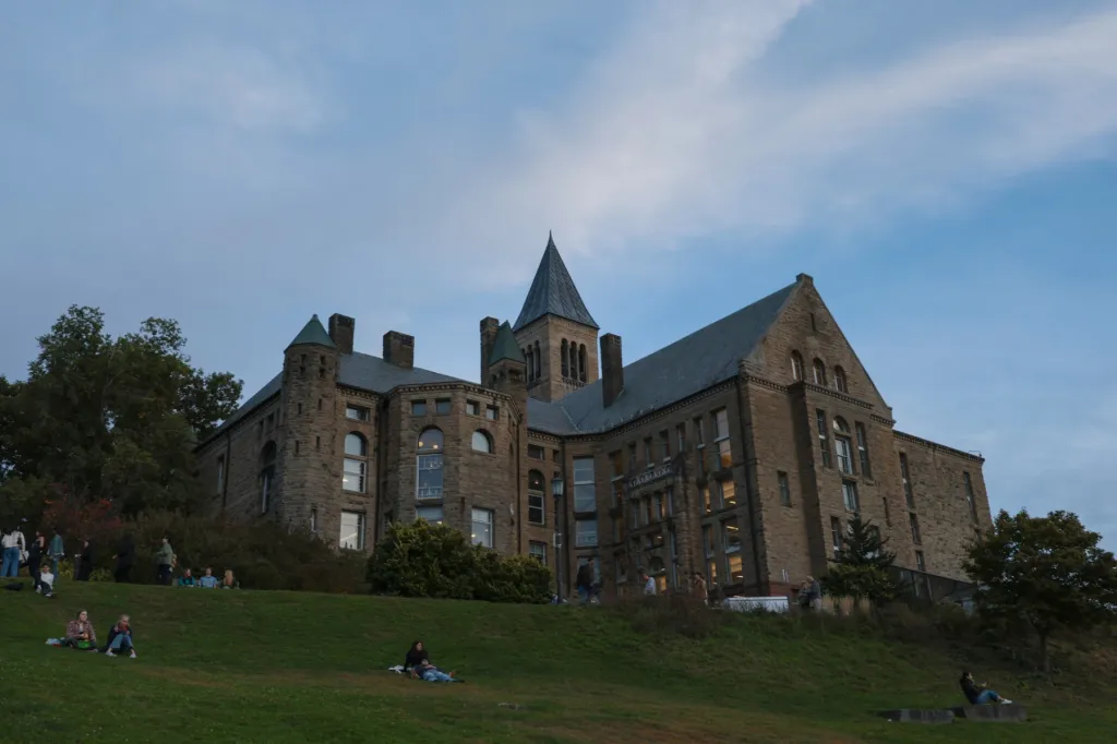 L'Université Cornell annule un concert de retrouvailles en raison des retombées d'une affaire d'agression sexuelle