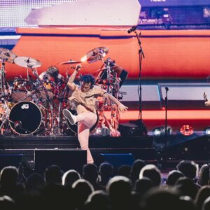 Le batteur de Journey, Deen Castronovo, souffre d&rsquo;une « urgence médicale » sur scène