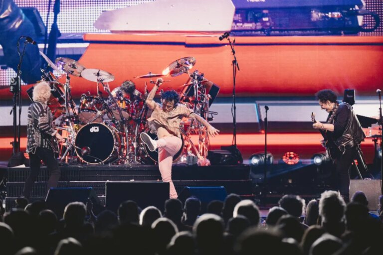 Le batteur de Journey, Deen Castronovo, souffre d&rsquo;une « urgence médicale » sur scène