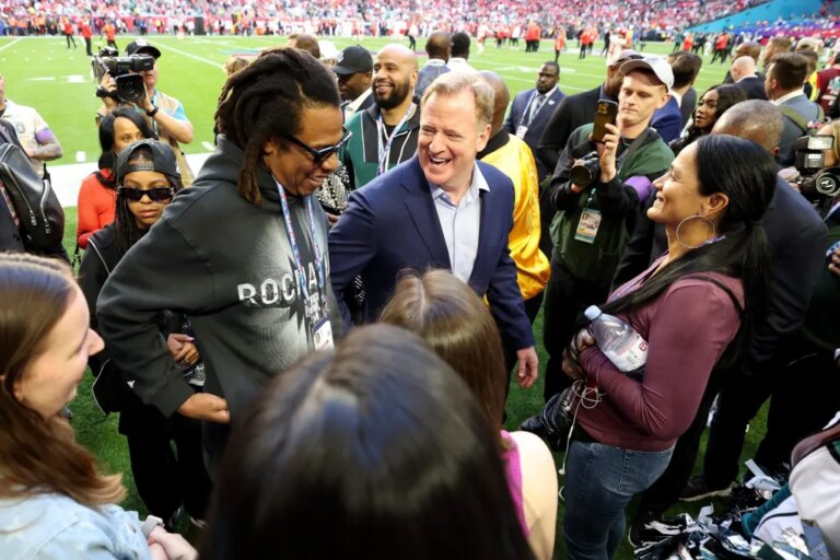 Le commissaire de la NFL, Roger Goodell, dit qu&rsquo;il a demandé à Jay-Z de monter sur la scène du Super Bowl « chaque fois que le moment lui paraissait opportun »
