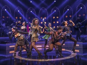 Les reines règnent dans l'exaltant "SIX" en tournée à l'Hippodrome