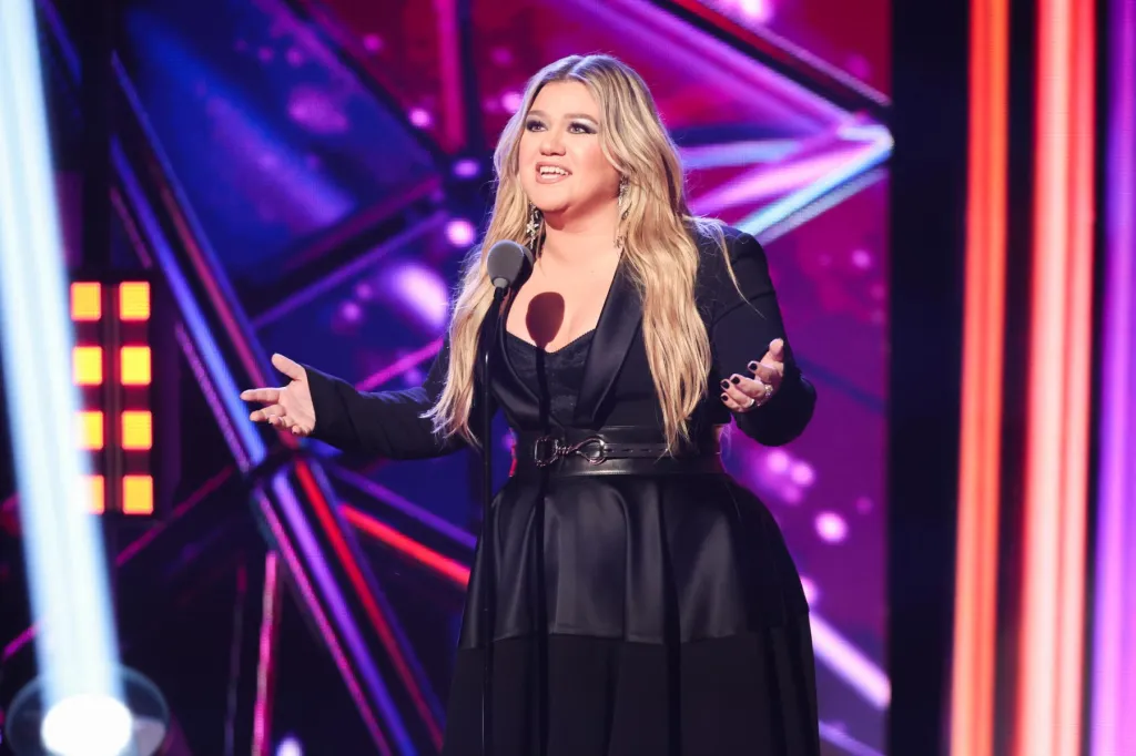 L'interaction de Kelly Clarkson au Brooklyn Store Art of Play révélée dans la vidéo de sécurité du magasin