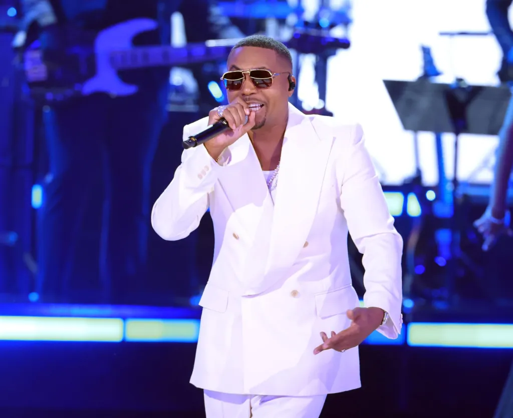 Nas taquine la nouvelle musique et exprime son dégoût face à l'état actuel de l'industrie musicale : « Nous devons prendre position comme un seul »