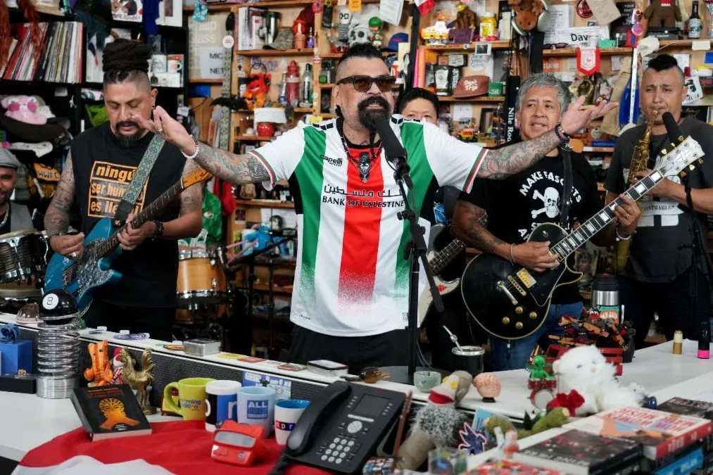 Regardez Panteón Rococó amener la lutte en faveur des immigrants au concert de Tiny Desk