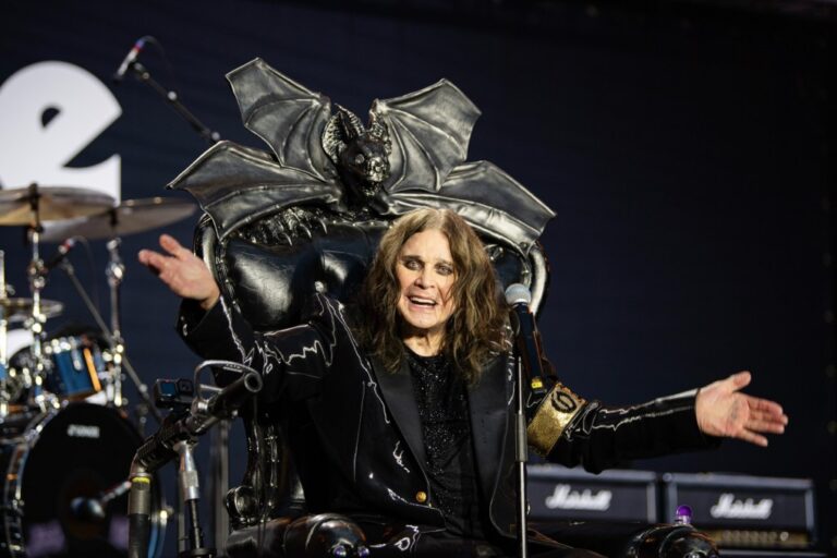 Sharon Osbourne dit que le film de concert « Retour au début » a capturé « chaque pore, chaque expression » d&rsquo;Ozzy avant sa mort
