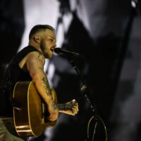 Zach Bryan porte un maillot « Free Palestine » au stade Gillette de Robert Kraft