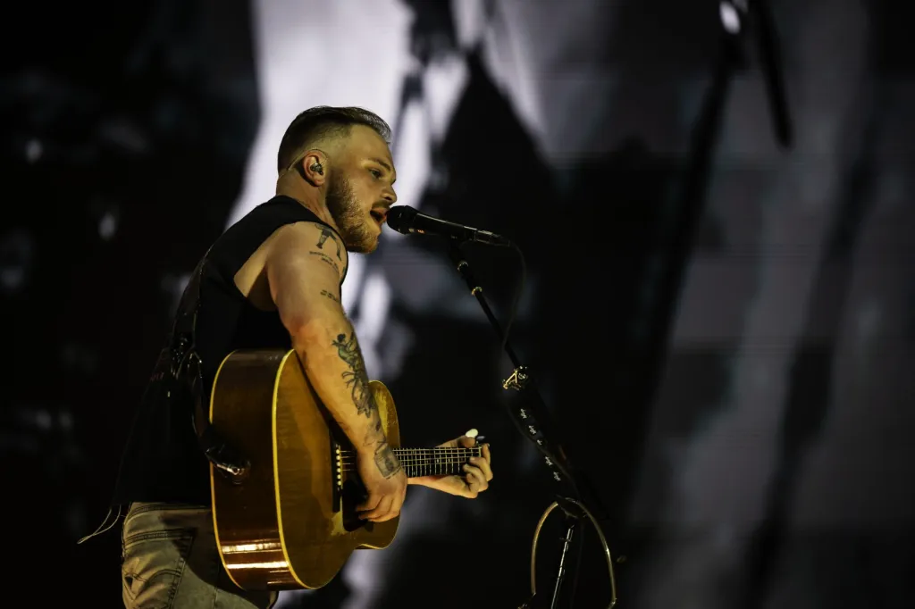 Zach Bryan porte un maillot « Free Palestine » au stade Gillette de Robert Kraft